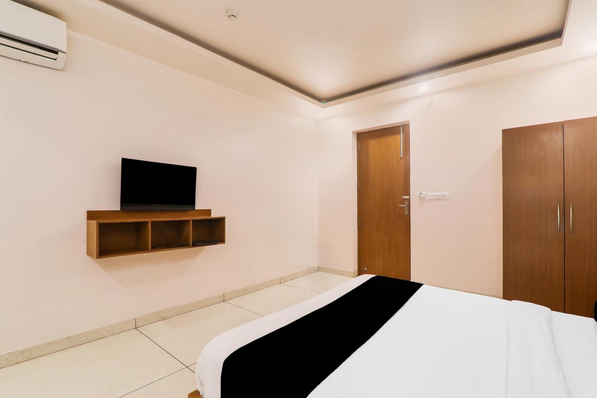 Super Townhouse Viraj Khand Formerly Veridian Inn Chinhat Exterior foto